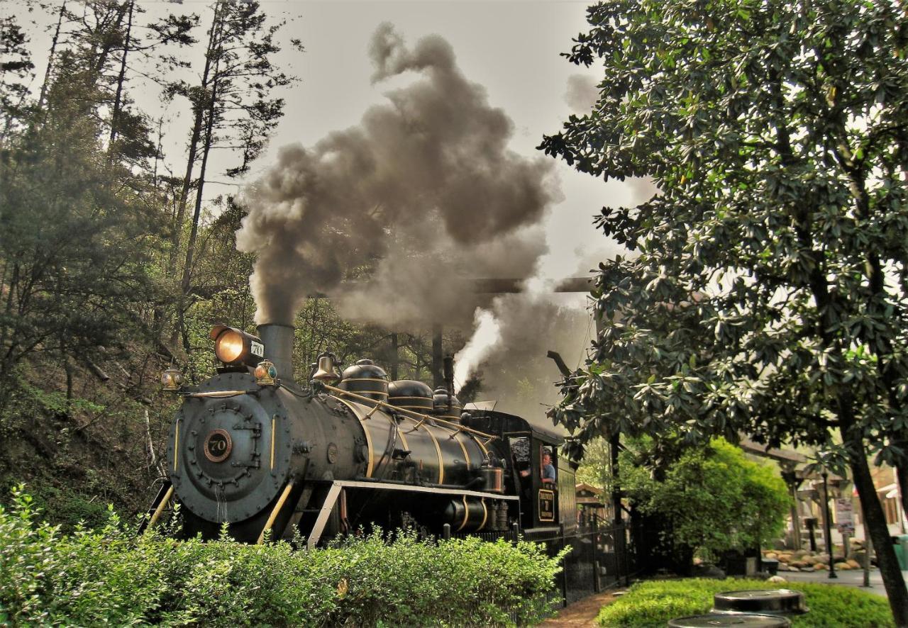 Moonshine Chalet, Hot Tub, Pool Access, Wifi, 1089 Free Tickets Each Paid Day, Dollywood And More Gatlinburg Luaran gambar