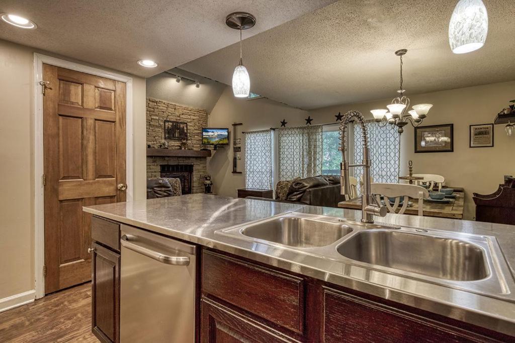 Moonshine Chalet, Hot Tub, Pool Access, Wifi, 1089 Free Tickets Each Paid Day, Dollywood And More Gatlinburg Luaran gambar