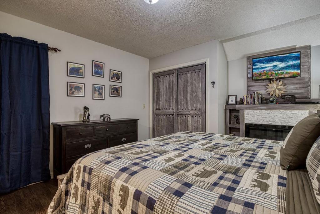 Moonshine Chalet, Hot Tub, Pool Access, Wifi, 1089 Free Tickets Each Paid Day, Dollywood And More Gatlinburg Luaran gambar