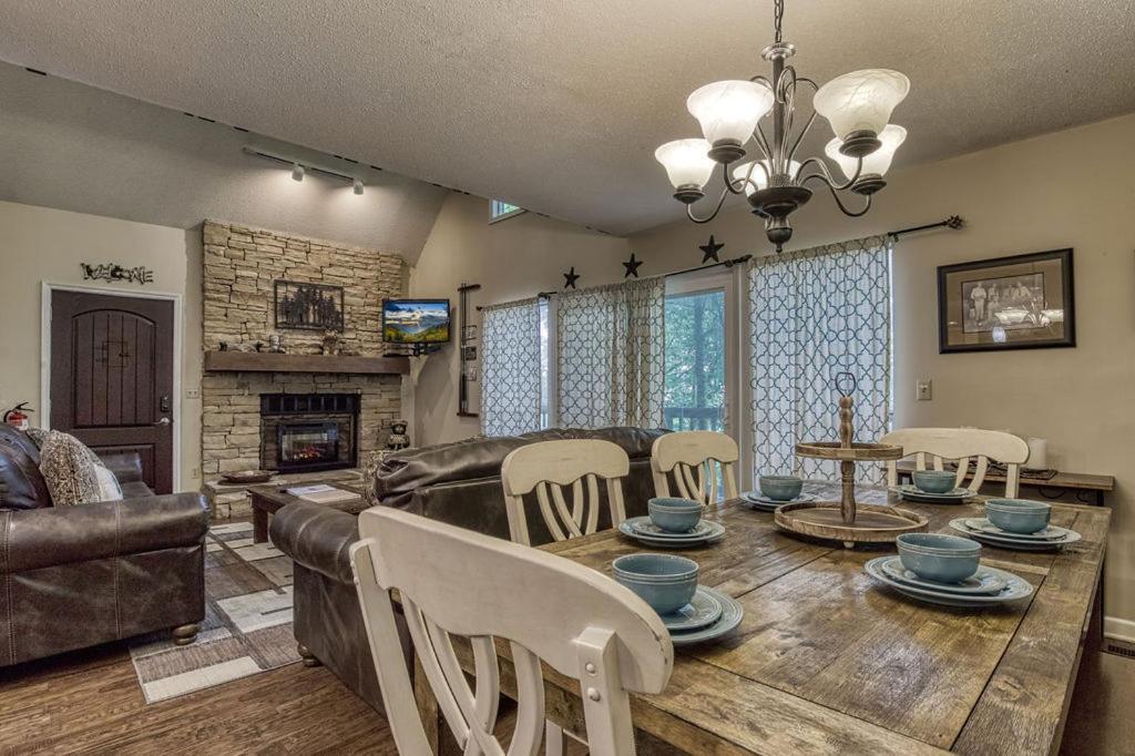 Moonshine Chalet, Hot Tub, Pool Access, Wifi, 1089 Free Tickets Each Paid Day, Dollywood And More Gatlinburg Luaran gambar