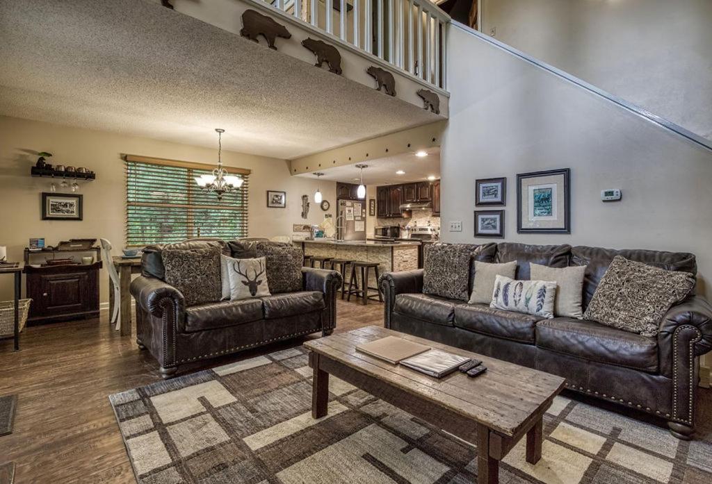 Moonshine Chalet, Hot Tub, Pool Access, Wifi, 1089 Free Tickets Each Paid Day, Dollywood And More Gatlinburg Luaran gambar