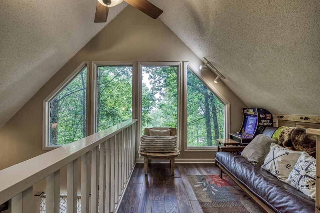 Moonshine Chalet, Hot Tub, Pool Access, Wifi, 1089 Free Tickets Each Paid Day, Dollywood And More Gatlinburg Luaran gambar