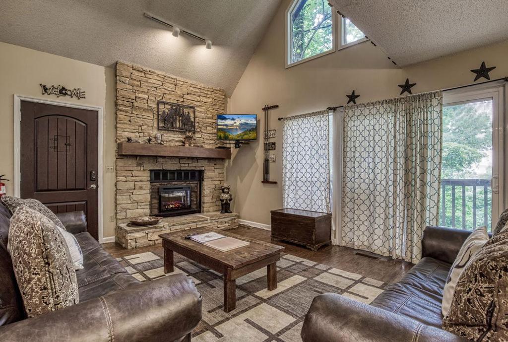 Moonshine Chalet, Hot Tub, Pool Access, Wifi, 1089 Free Tickets Each Paid Day, Dollywood And More Gatlinburg Luaran gambar
