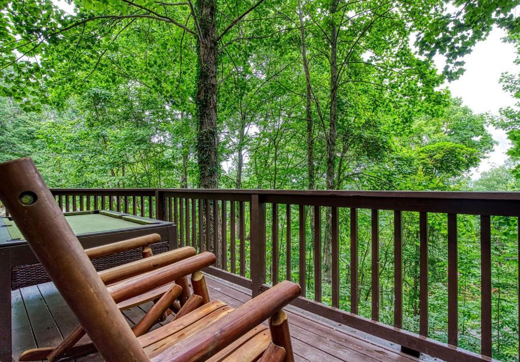 Moonshine Chalet, Hot Tub, Pool Access, Wifi, 1089 Free Tickets Each Paid Day, Dollywood And More Gatlinburg Luaran gambar