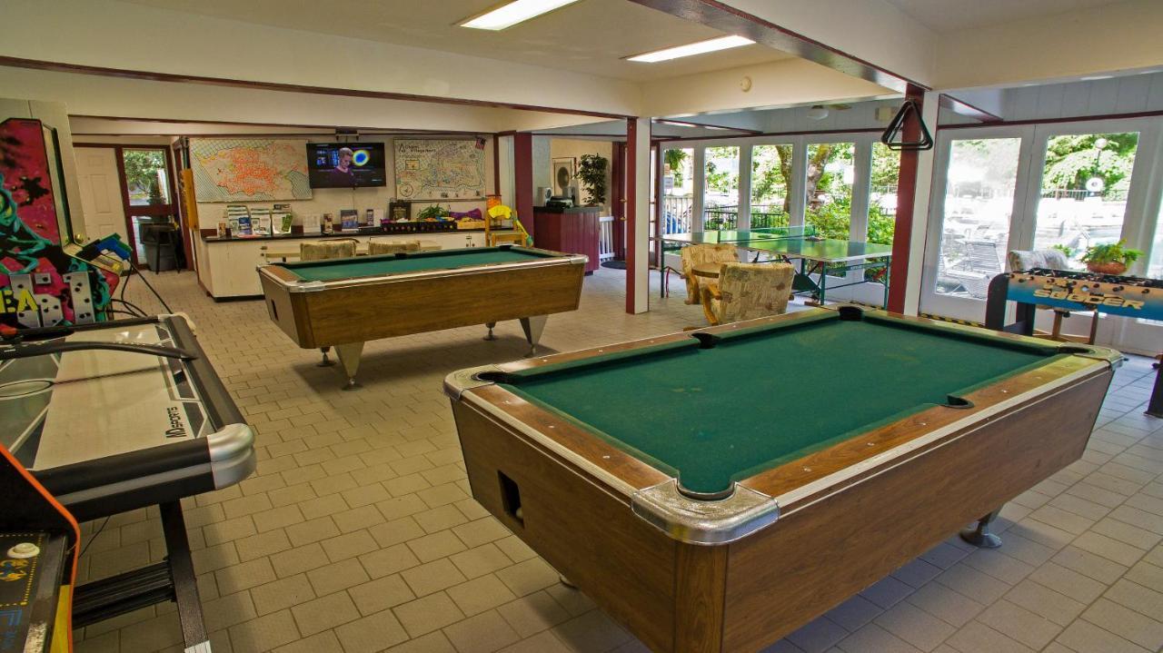 Moonshine Chalet, Hot Tub, Pool Access, Wifi, 1089 Free Tickets Each Paid Day, Dollywood And More Gatlinburg Luaran gambar