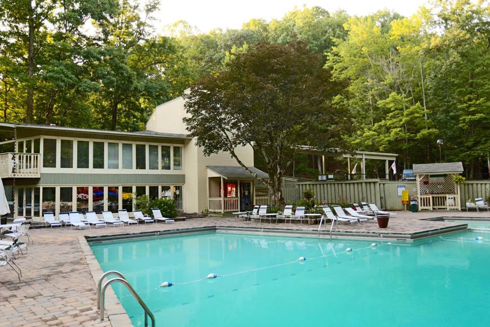 Moonshine Chalet, Hot Tub, Pool Access, Wifi, 1089 Free Tickets Each Paid Day, Dollywood And More Gatlinburg Luaran gambar