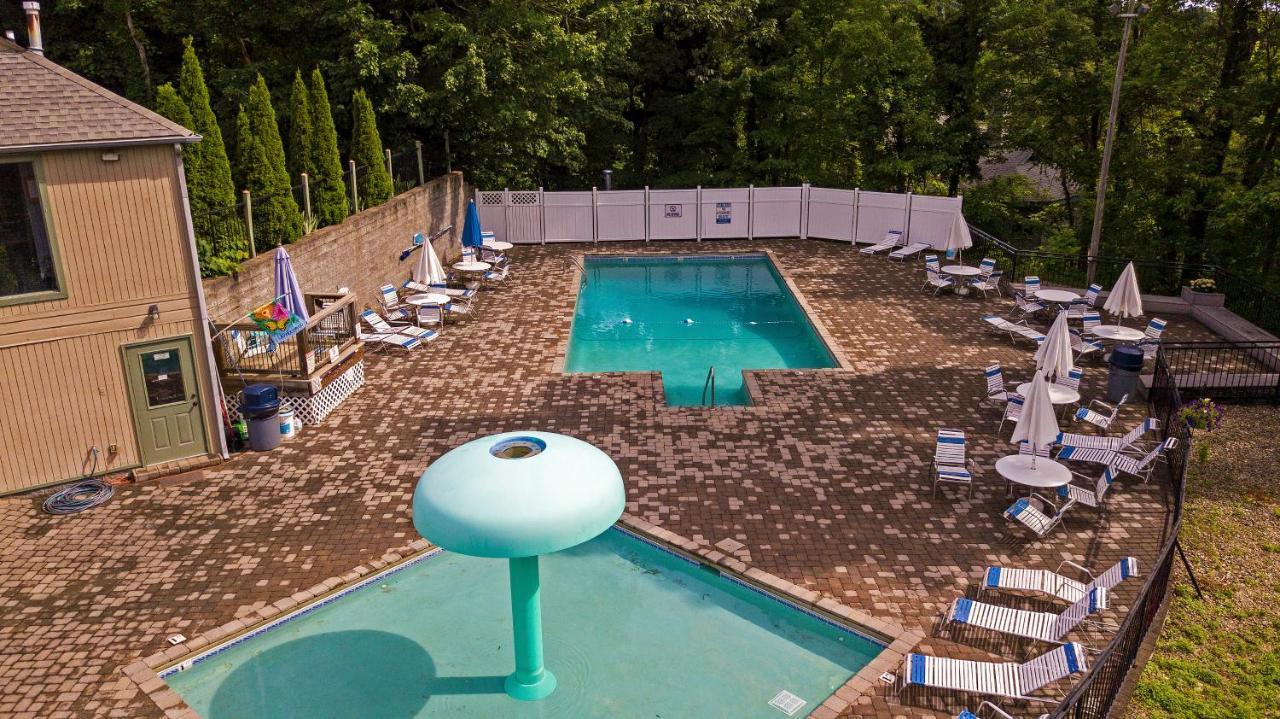 Moonshine Chalet, Hot Tub, Pool Access, Wifi, 1089 Free Tickets Each Paid Day, Dollywood And More Gatlinburg Luaran gambar